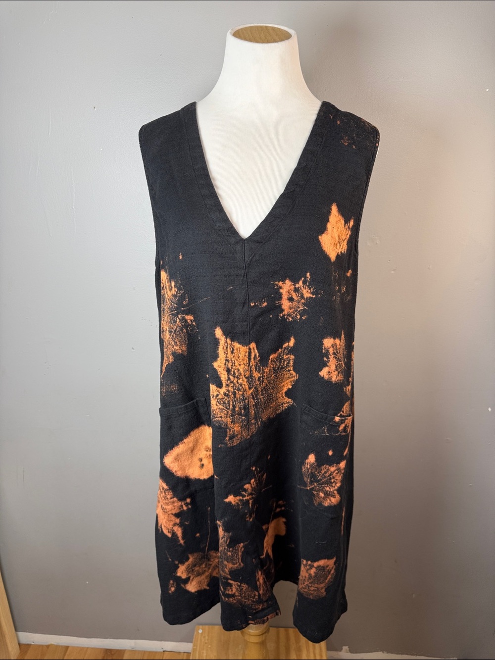 Black & Orange Leaf Print V-Neck Sleeveless Dress